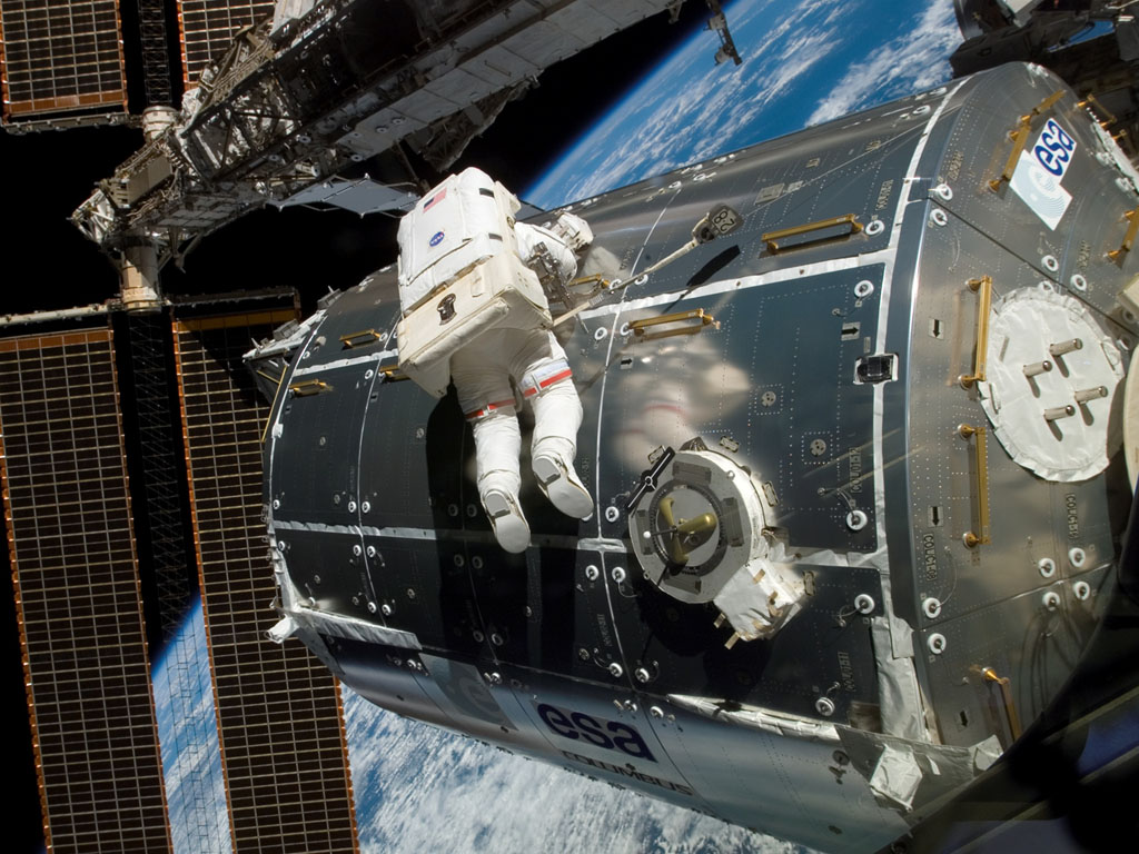 iss-columbus-astronaut-eva-solarcell-desk-1024.jpg